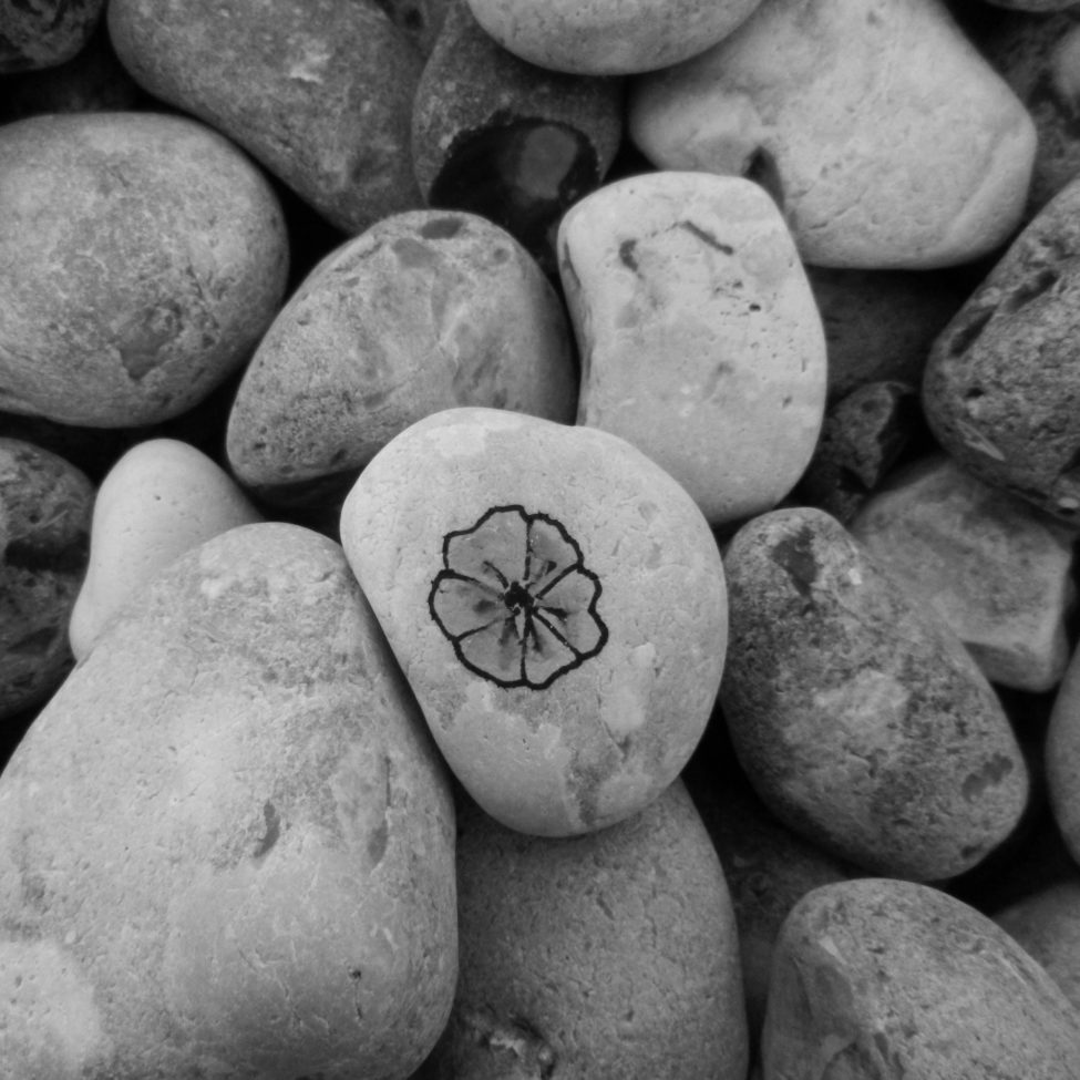 Bemalter Stein am Strand